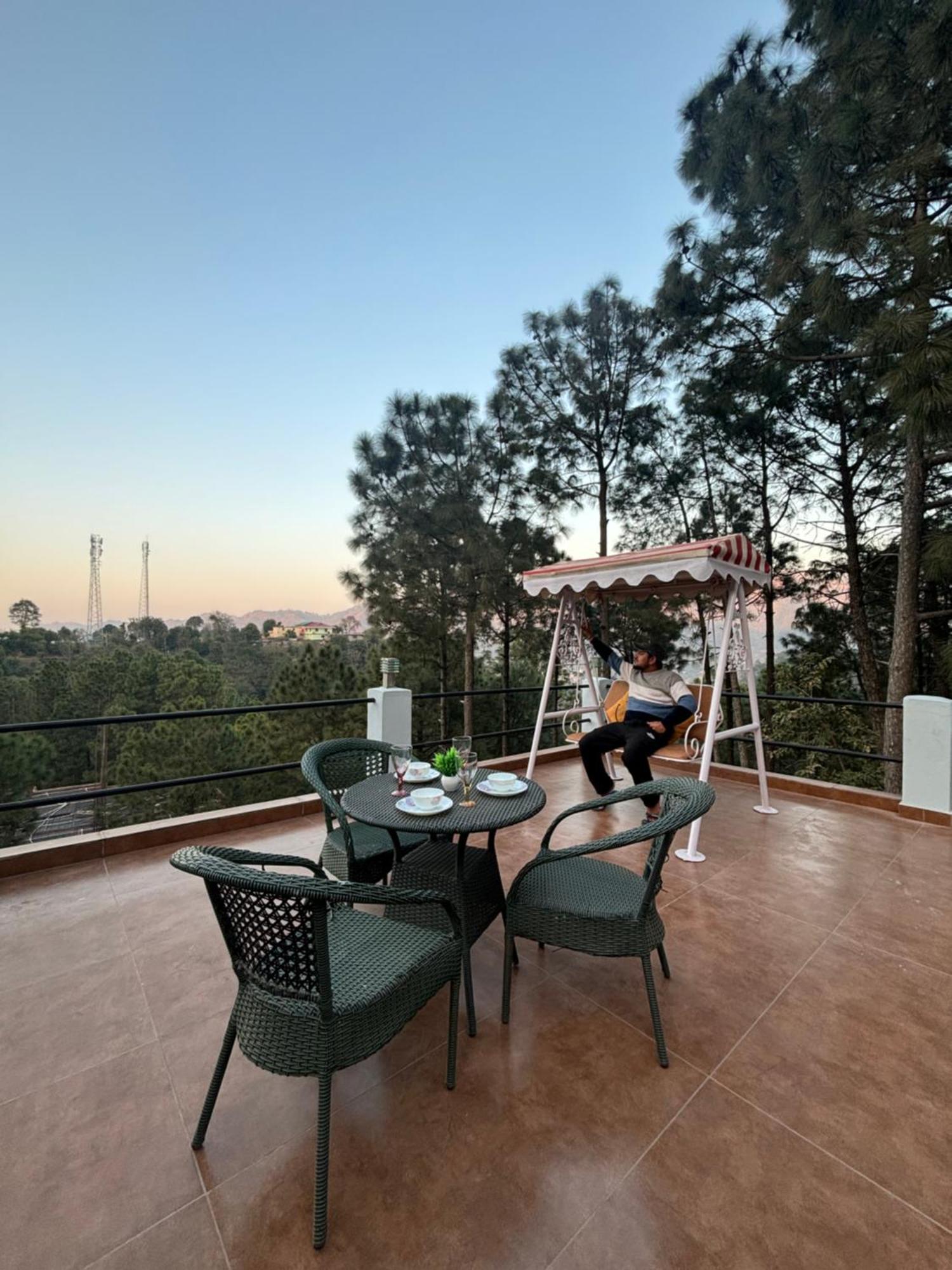Family Suit Kasauli Exteriör bild